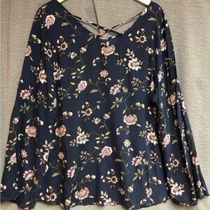 No brand XXL 20 navy blue top with cage neckline, long bell sleeves,